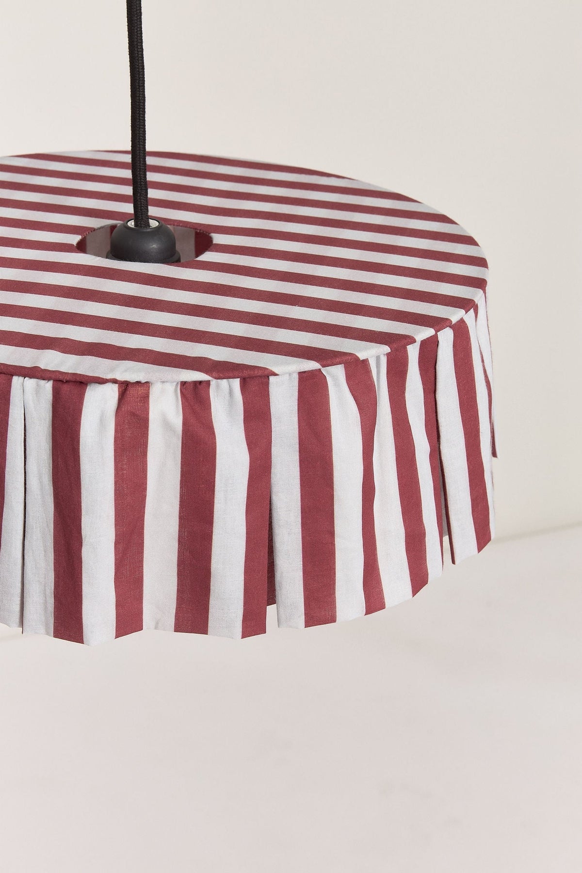 Nobodinoz Vibes katoenen lampenkap van 40 cm in kastanjebruine strepen in een licht, mediterraan ingericht interieur.