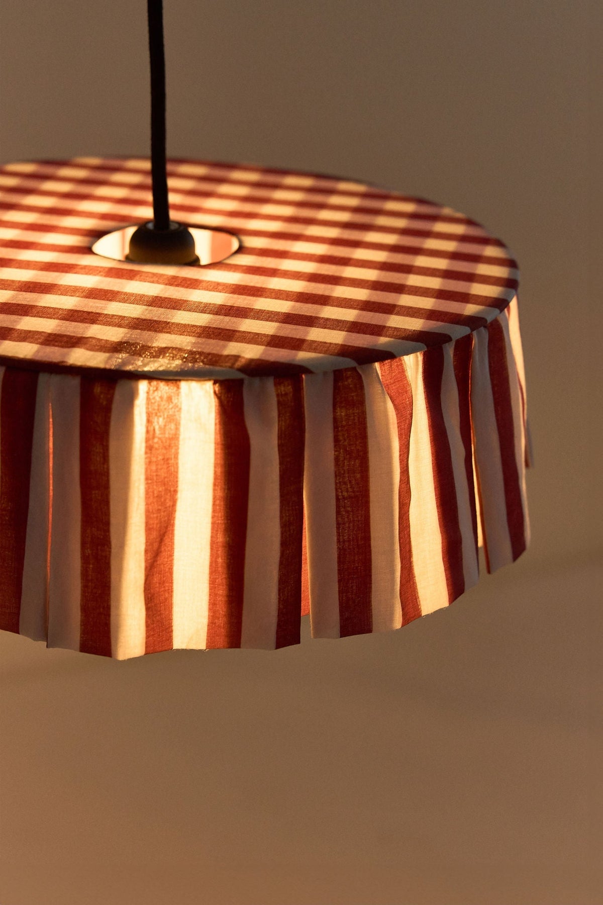 Nobodinoz Vibes katoenen lampenkap van 40 cm in kastanjebruine strepen als sfeervolle hanglamp in een mediterraan interieur.