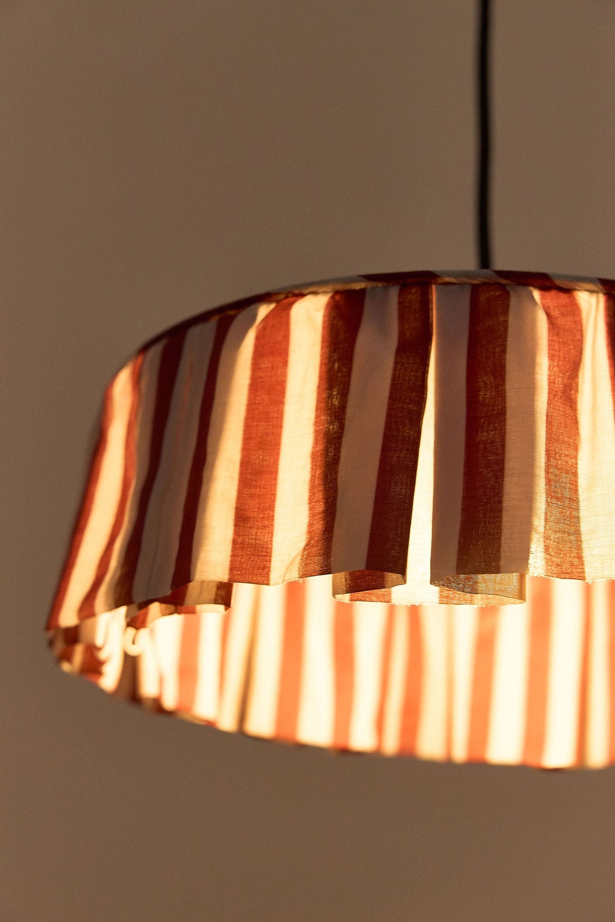 Nobodinoz Vibes katoenen lampenkap van 40 cm in kastanjebruine strepen als sfeervolle hanglamp in een mediterraan interieur.