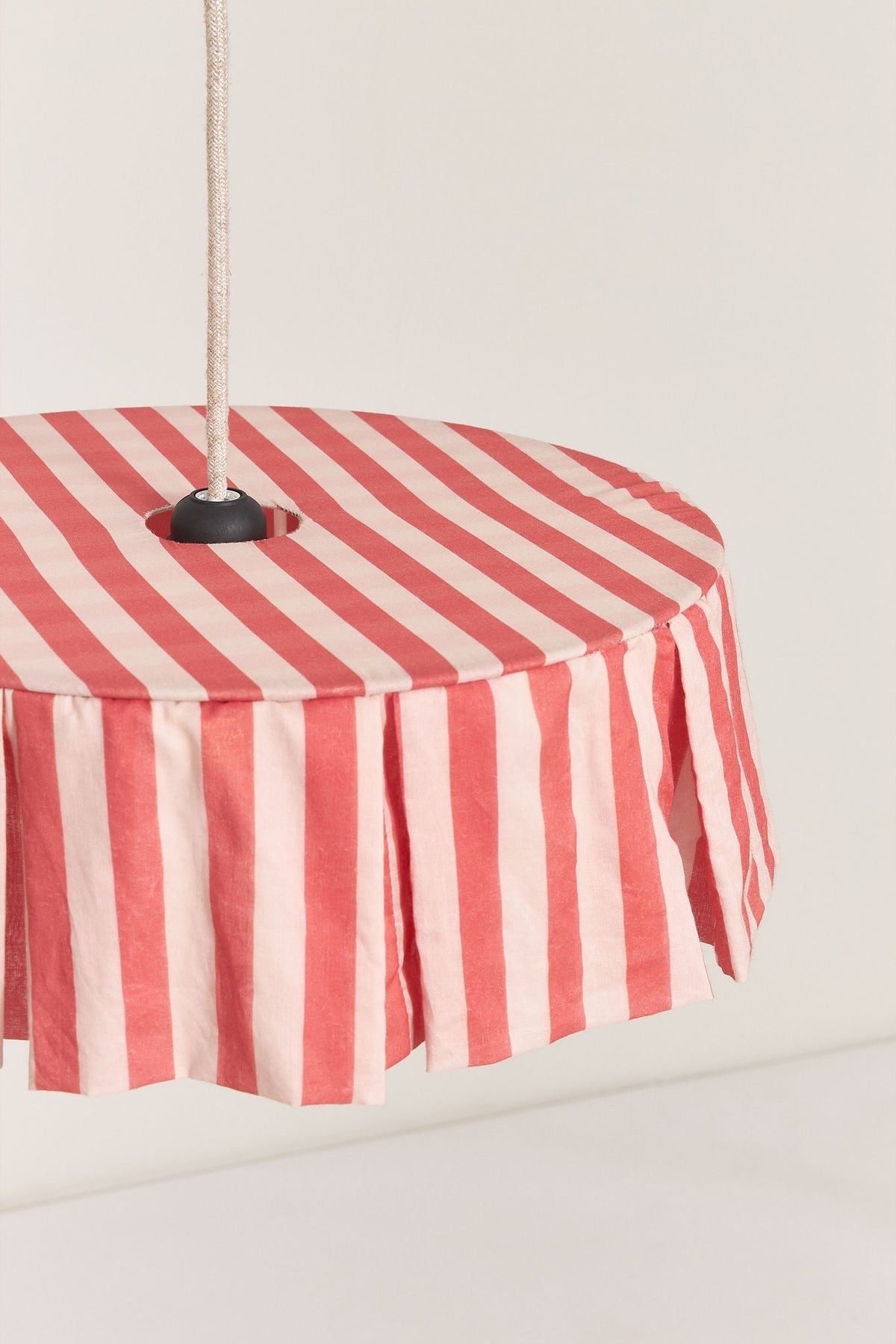 Nobodinoz Vibes katoenen lampenkap van 40 cm in rode strepen in een licht, mediterraan ingericht interieur.