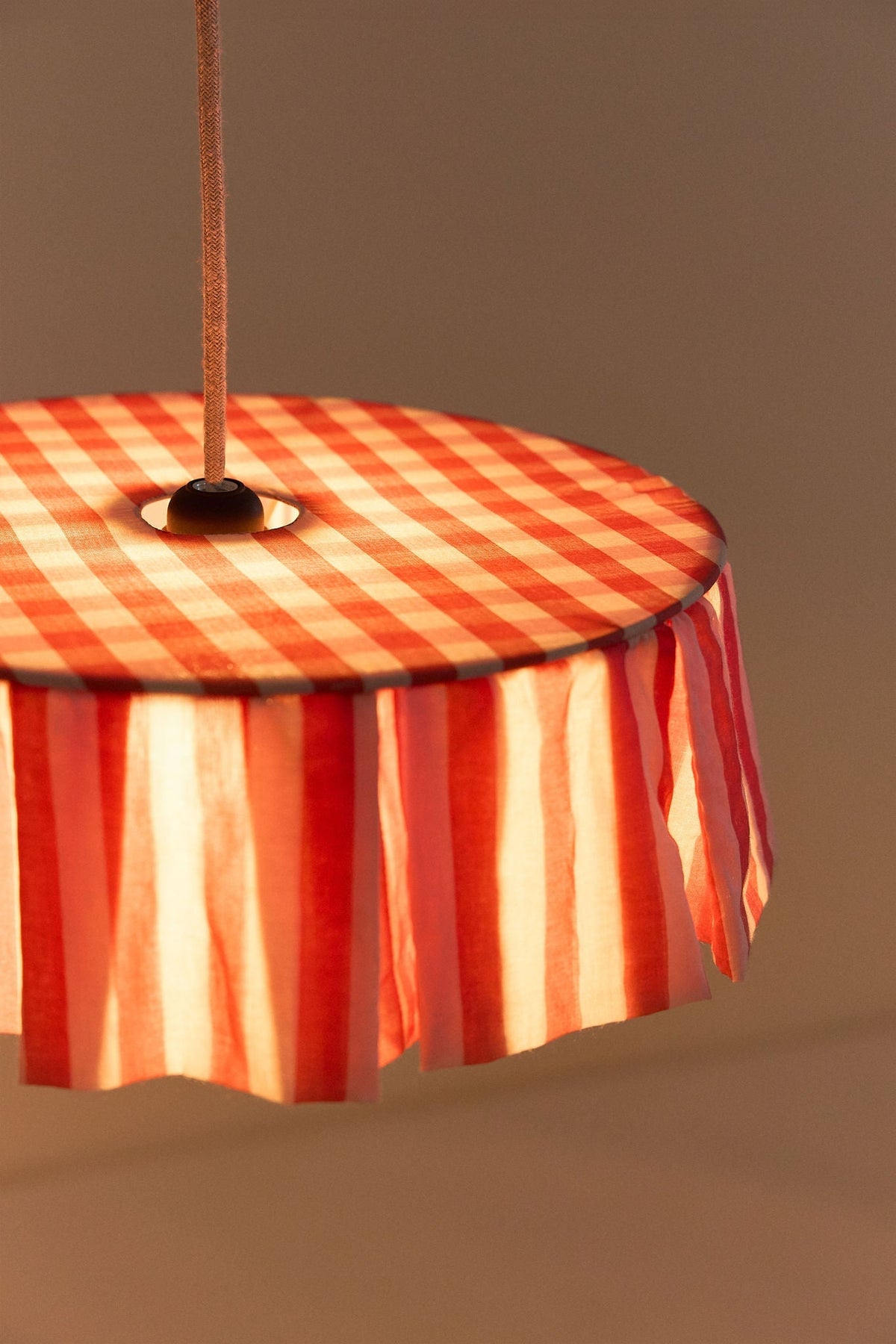 Nobodinoz Vibes katoenen lampenkap van 40 cm in rode strepen als sfeervolle hanglamp in een mediterraan interieur.