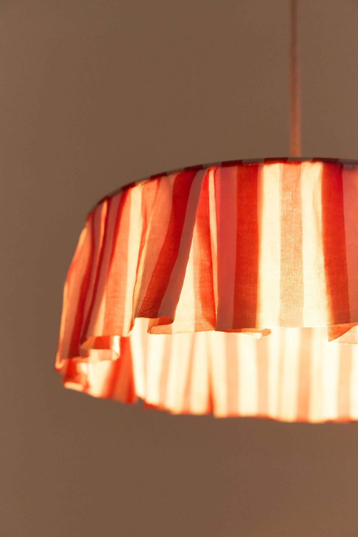 Nobodinoz Vibes katoenen lampenkap van 40 cm in rode strepen als sfeervolle hanglamp in een mediterraan interieur.