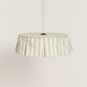 Nobodinoz Vibes katoenen lampenkap van 40 cm in turquoise strepen tegen een lichte, warme achtergrond.