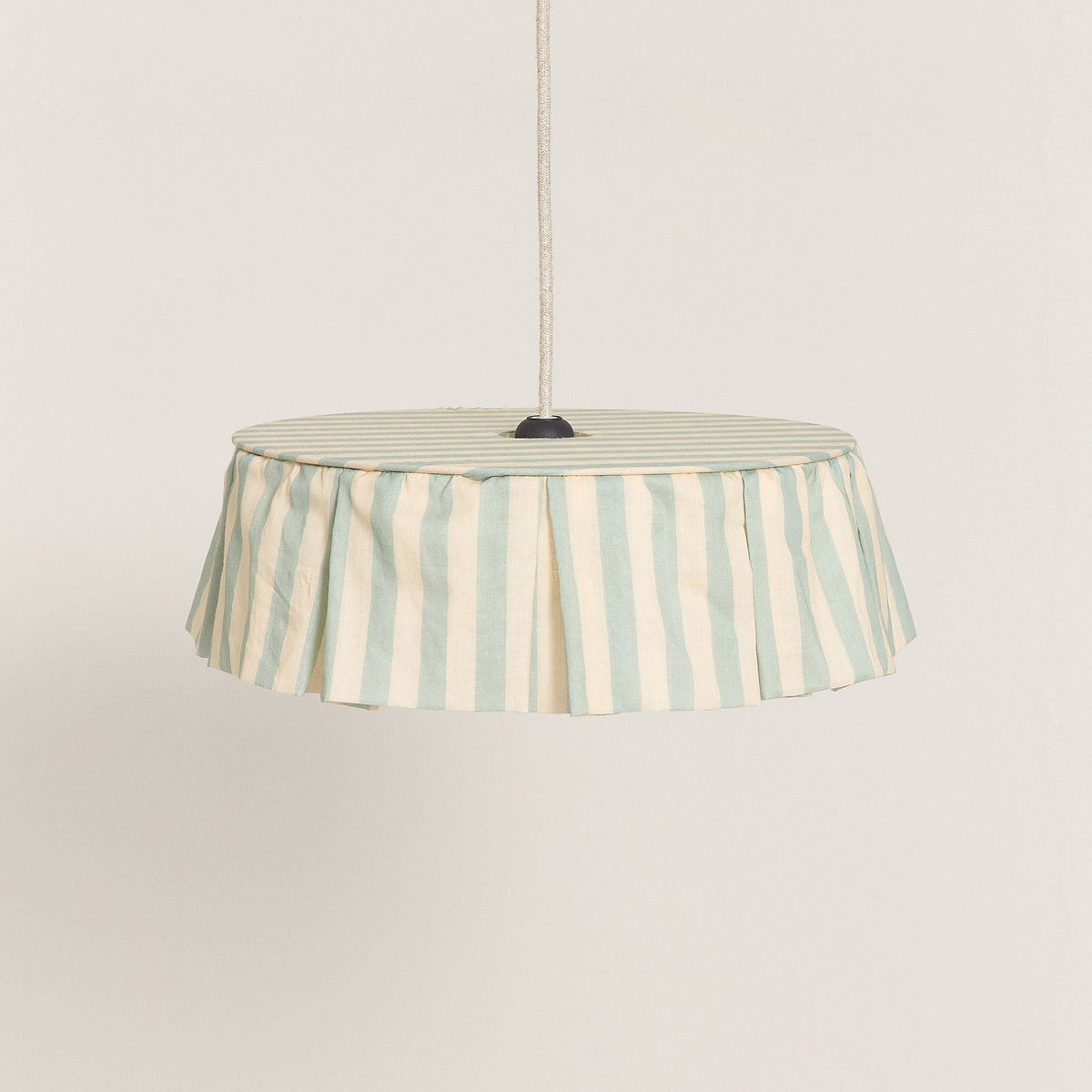 Nobodinoz Vibes katoenen lampenkap van 40 cm in turquoise strepen tegen een lichte, warme achtergrond.