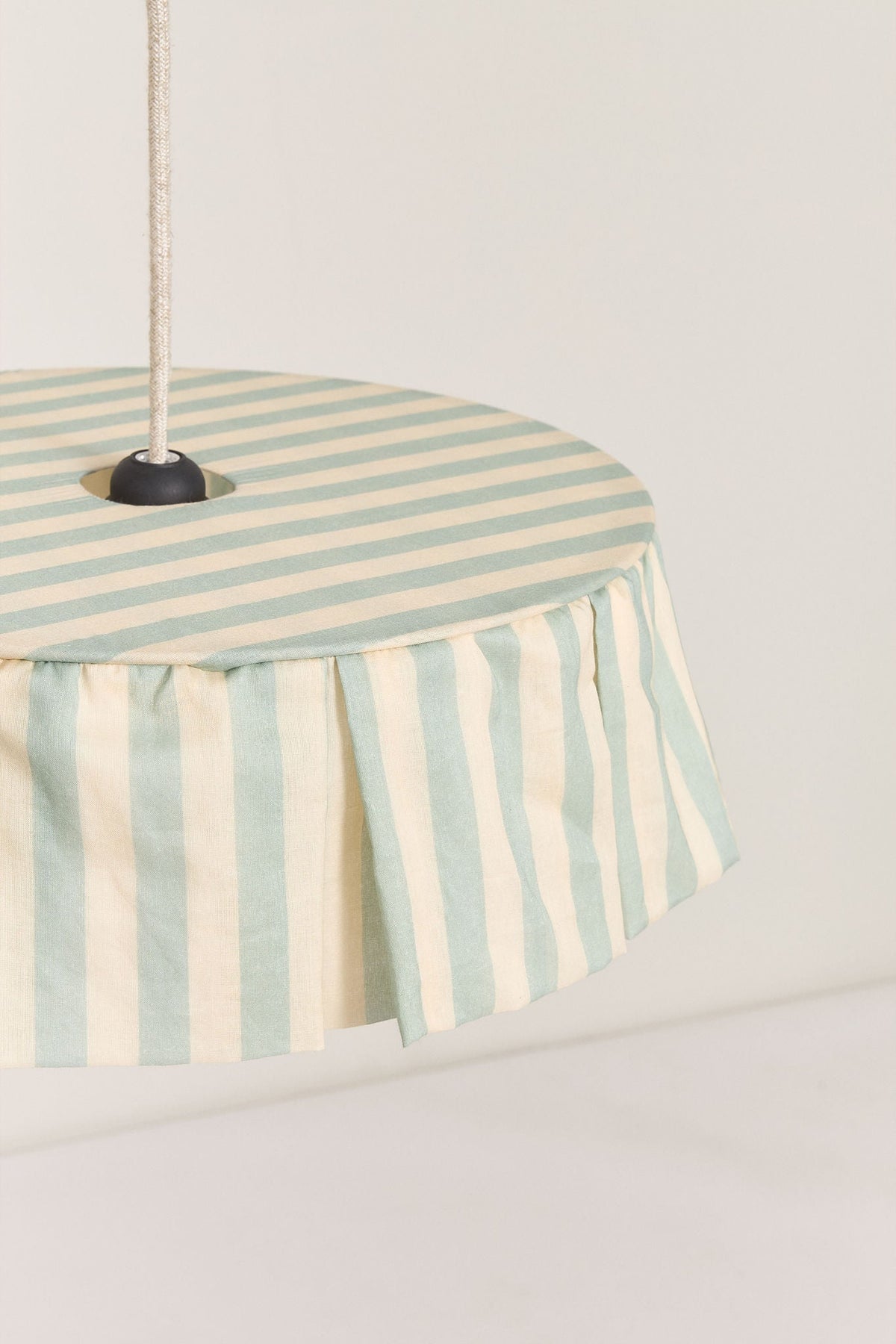 Nobodinoz Vibes katoenen lampenkap van 40 cm in turquoise strepen in een licht, mediterraan ingericht interieur.
