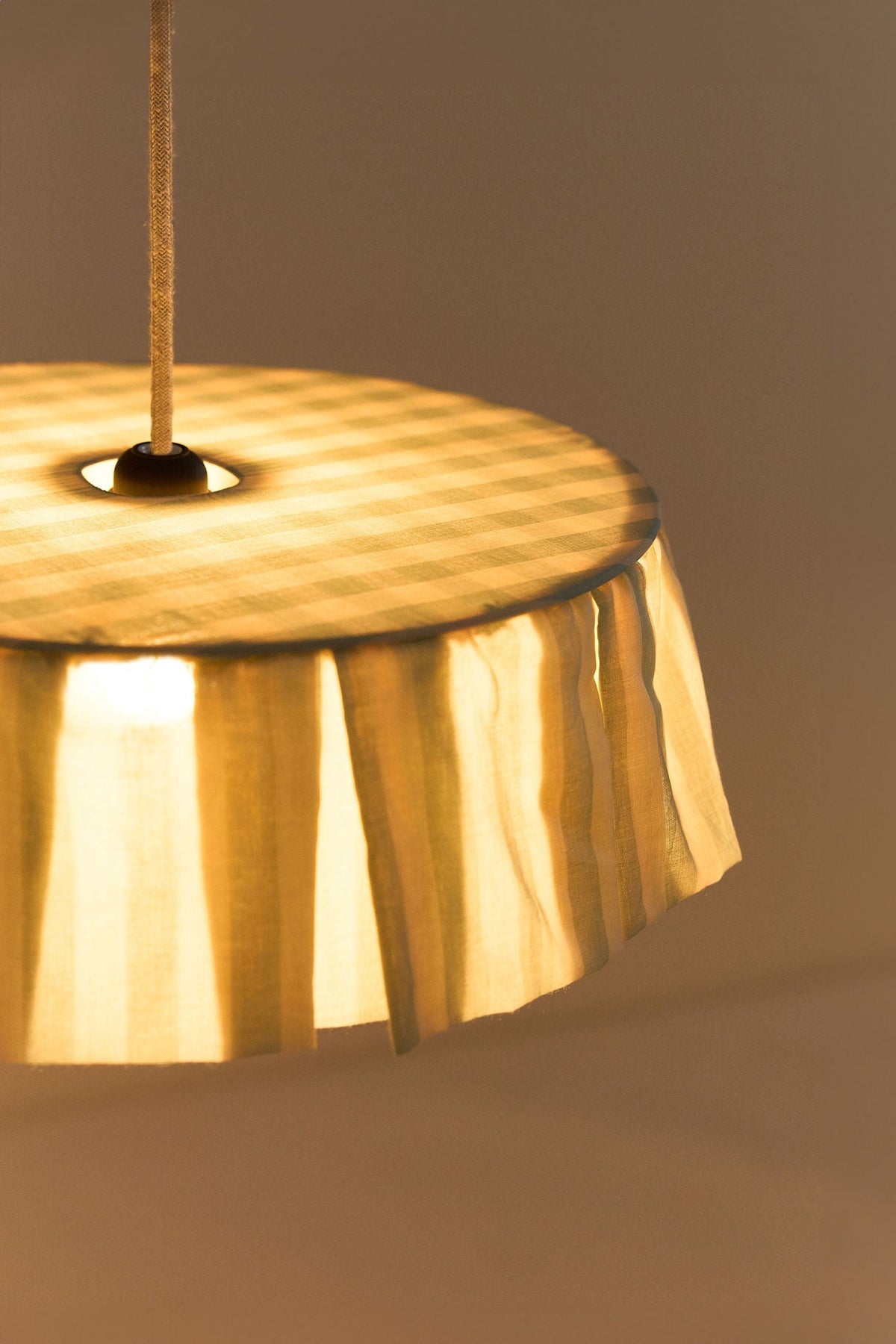 Nobodinoz Vibes katoenen lampenkap van 40 cm in turquoise strepen als sfeervolle hanglamp in een mediterraan interieur.