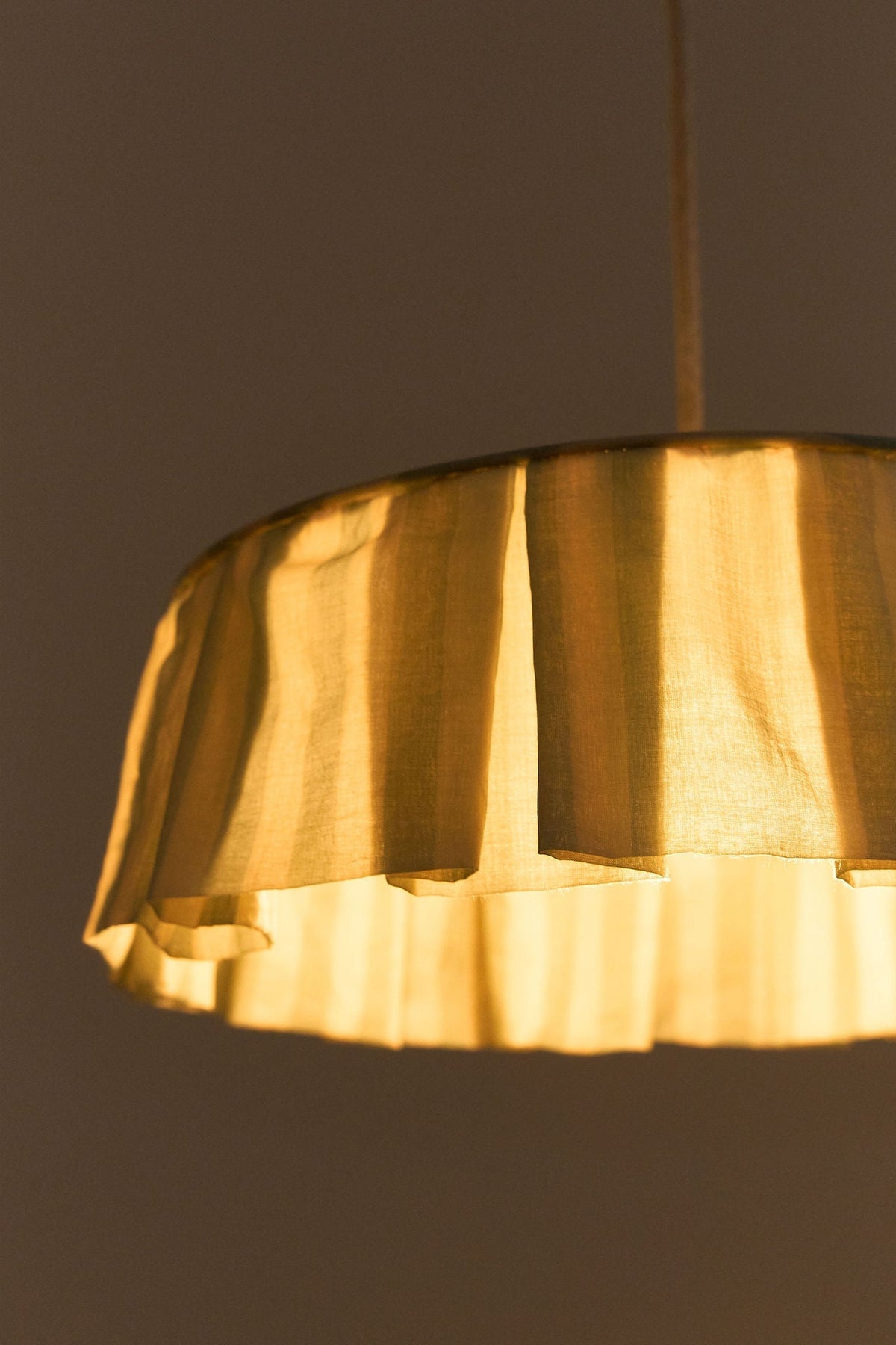 Nobodinoz Vibes katoenen lampenkap van 40 cm in turquoise strepen als sfeervolle hanglamp in een mediterraan interieur.