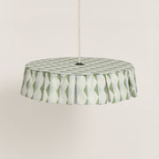 Nobodinoz Vibes katoenen lampenkap van 50 cm in groen-blauw harlekijn tegen een lichte, warme achtergrond.