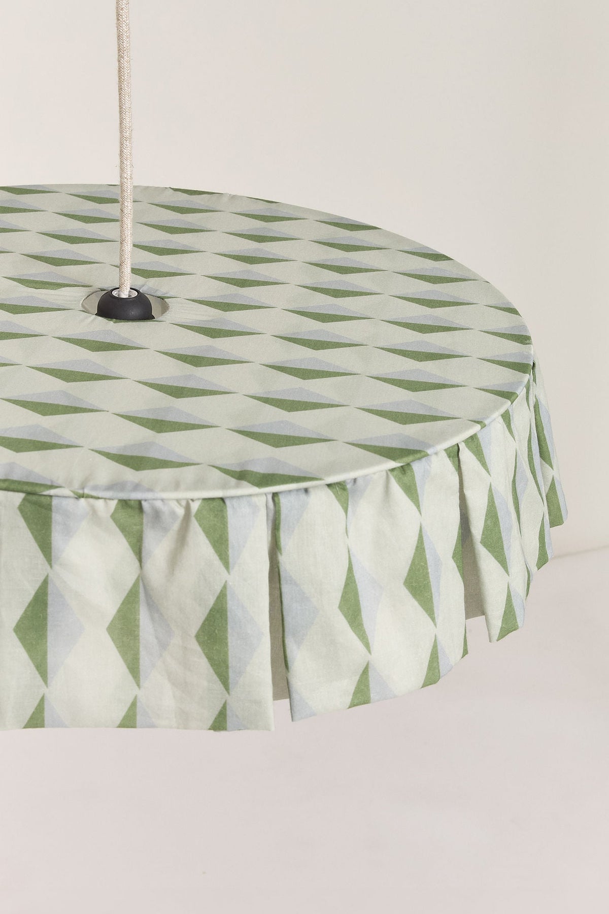 Nobodinoz Vibes katoenen lampenkap van 50 cm in groen-blauw harlekijn in een licht, mediterraan ingericht interieur.