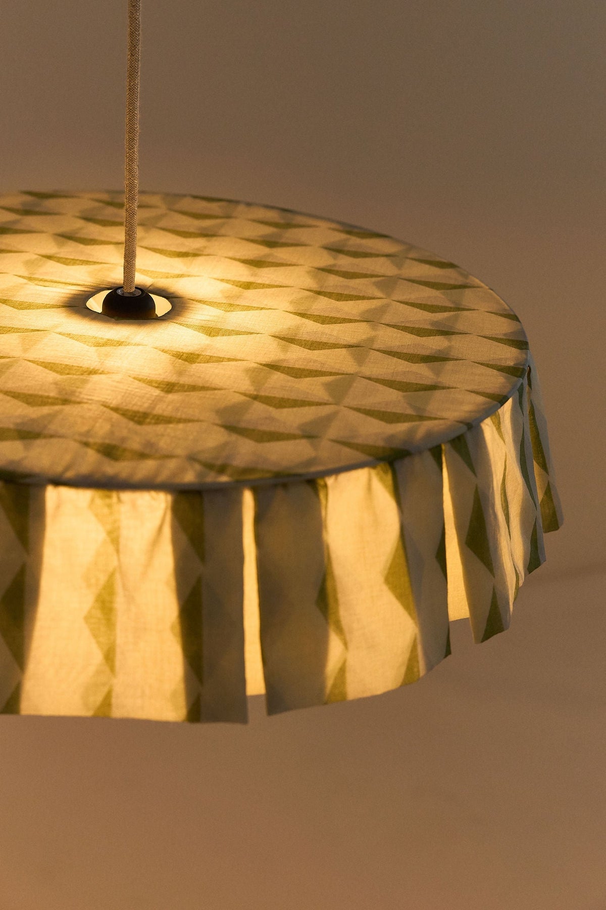 Nobodinoz Vibes katoenen lampenkap van 50 cm in groen-blauw harlekijn als sfeervolle hanglamp in een mediterraan interieur.