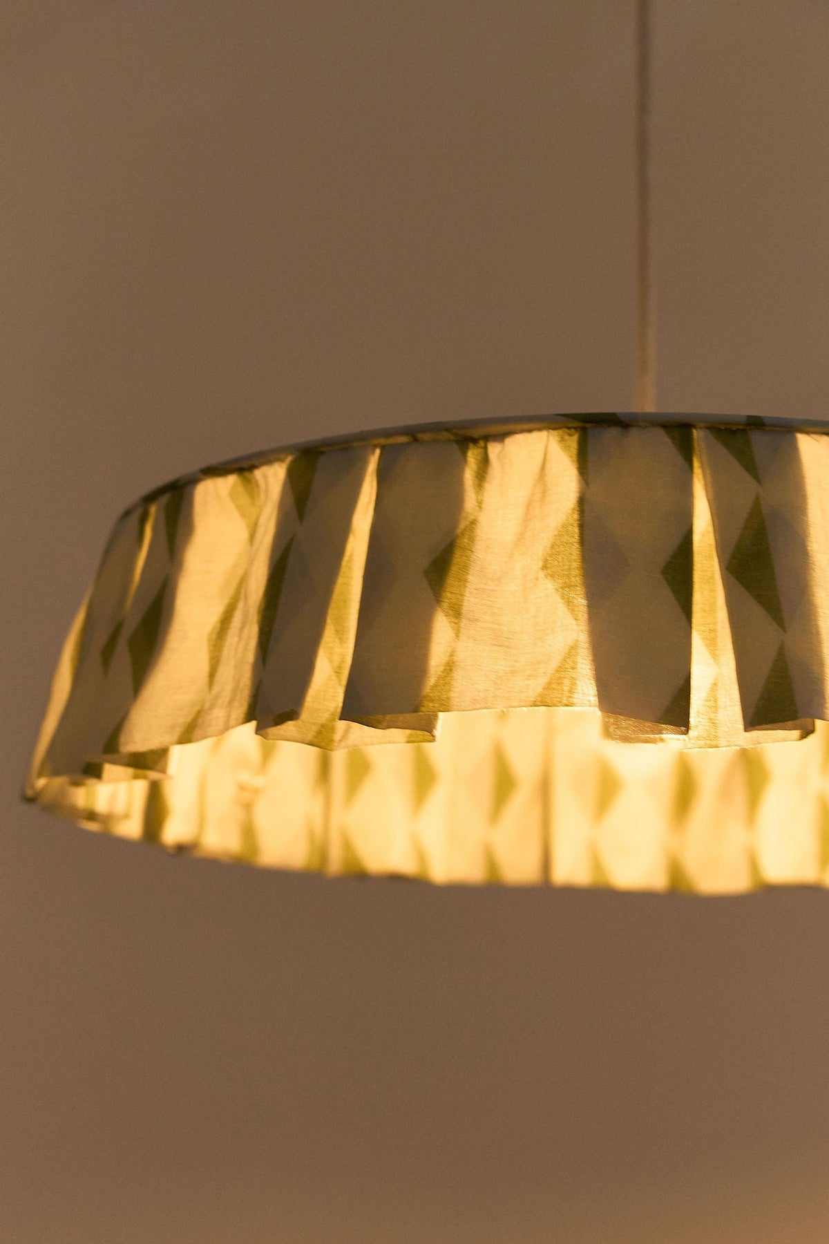Nobodinoz Vibes katoenen lampenkap van 50 cm in groen-blauw harlekijn als sfeervolle hanglamp in een mediterraan interieur.