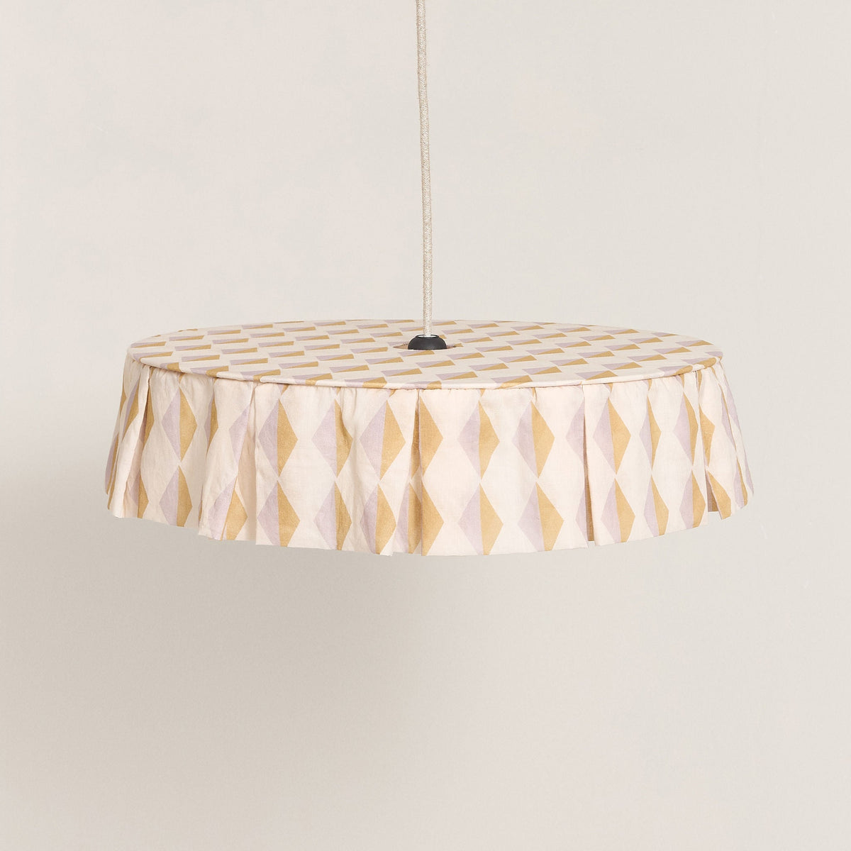 Nobodinoz Vibes katoenen lampenkap van 50 cm in mosterd-lila harlekijn tegen een lichte, warme achtergrond.