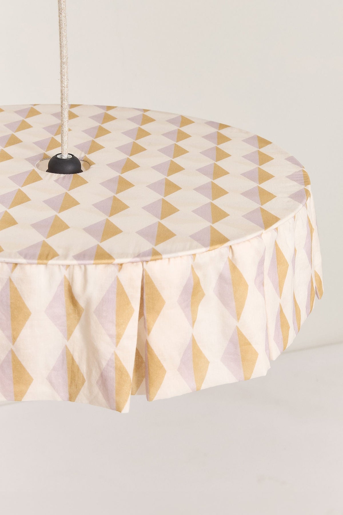 Nobodinoz Vibes katoenen lampenkap van 50 cm in mosterd-lila harlekijn in een licht, mediterraan ingericht interieur.
