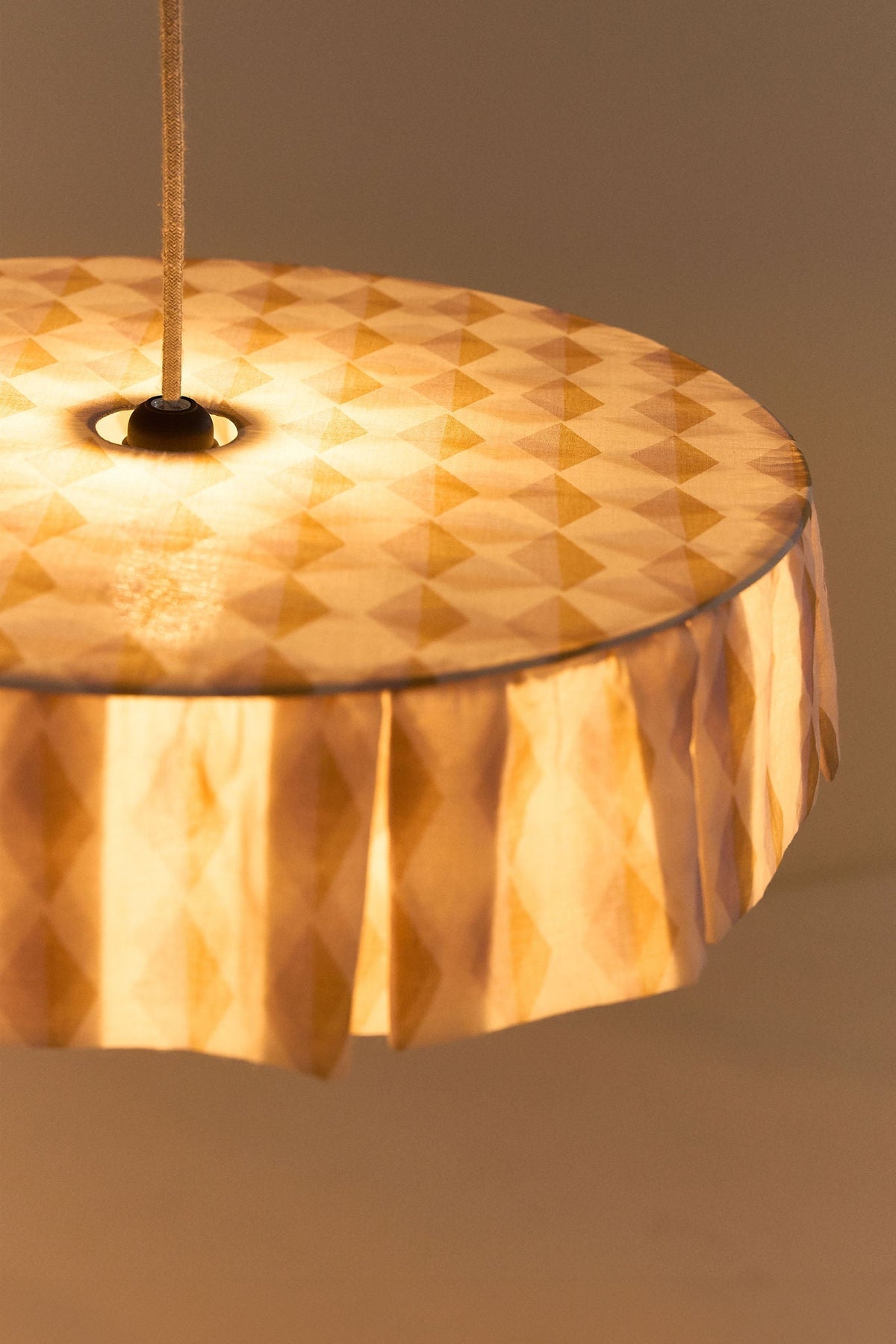 Nobodinoz Vibes katoenen lampenkap van 50 cm in mosterd-lila harlekijn als sfeervolle hanglamp in een mediterraan interieur.