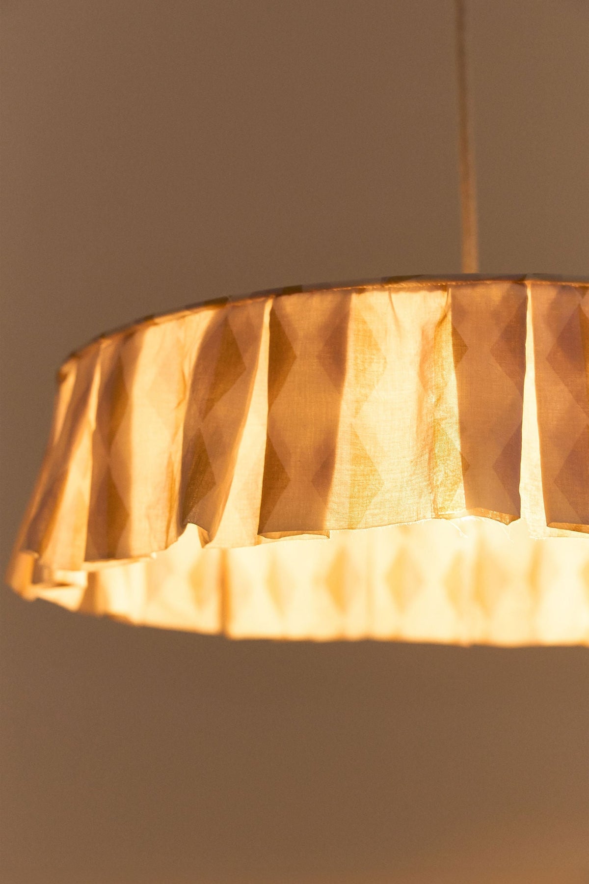 Nobodinoz Vibes katoenen lampenkap van 50 cm in mosterd-lila harlekijn als sfeervolle hanglamp in een mediterraan interieur.