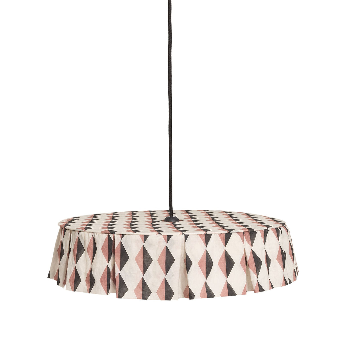Nobodinoz Vibes katoenen lampenkap van 50 cm in roodbruin-zwart harlekijn tegen een lichte, warme achtergrond.