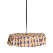 Nobodinoz Vibes katoenen lampenkap van 50 cm in bruin-blauw harlekijn tegen een lichte, warme achtergrond.