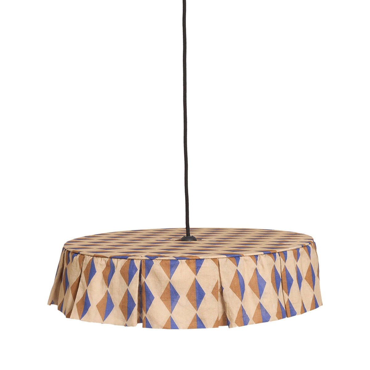 Nobodinoz Vibes katoenen lampenkap van 50 cm in bruin-blauw harlekijn tegen een lichte, warme achtergrond.
