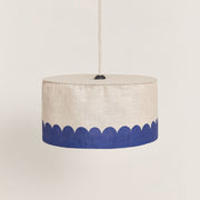 Nobodinoz Vibes linnen lampenkap van 40 cm in blauw tegen een lichte, warme achtergrond.
