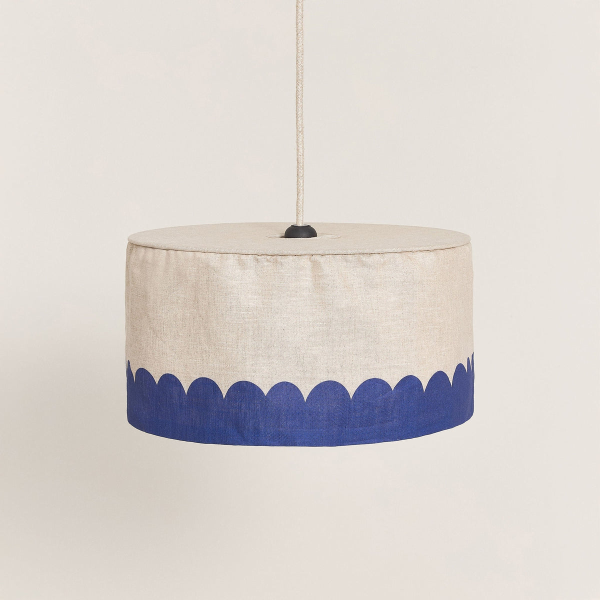 Nobodinoz Vibes linnen lampenkap van 40 cm in blauw tegen een lichte, warme achtergrond.