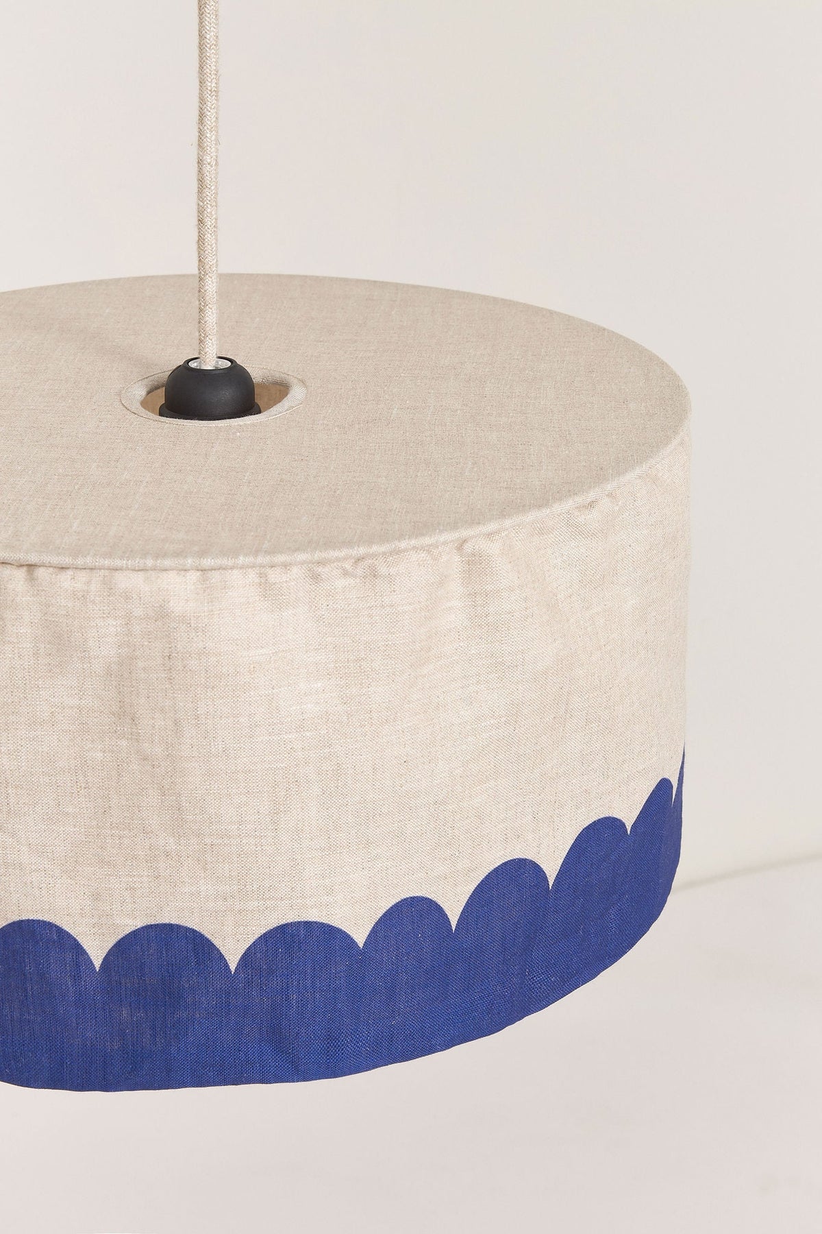 Nobodinoz Vibes linnen lampenkap van 40 cm in blauw in een licht, mediterraan ingericht interieur.