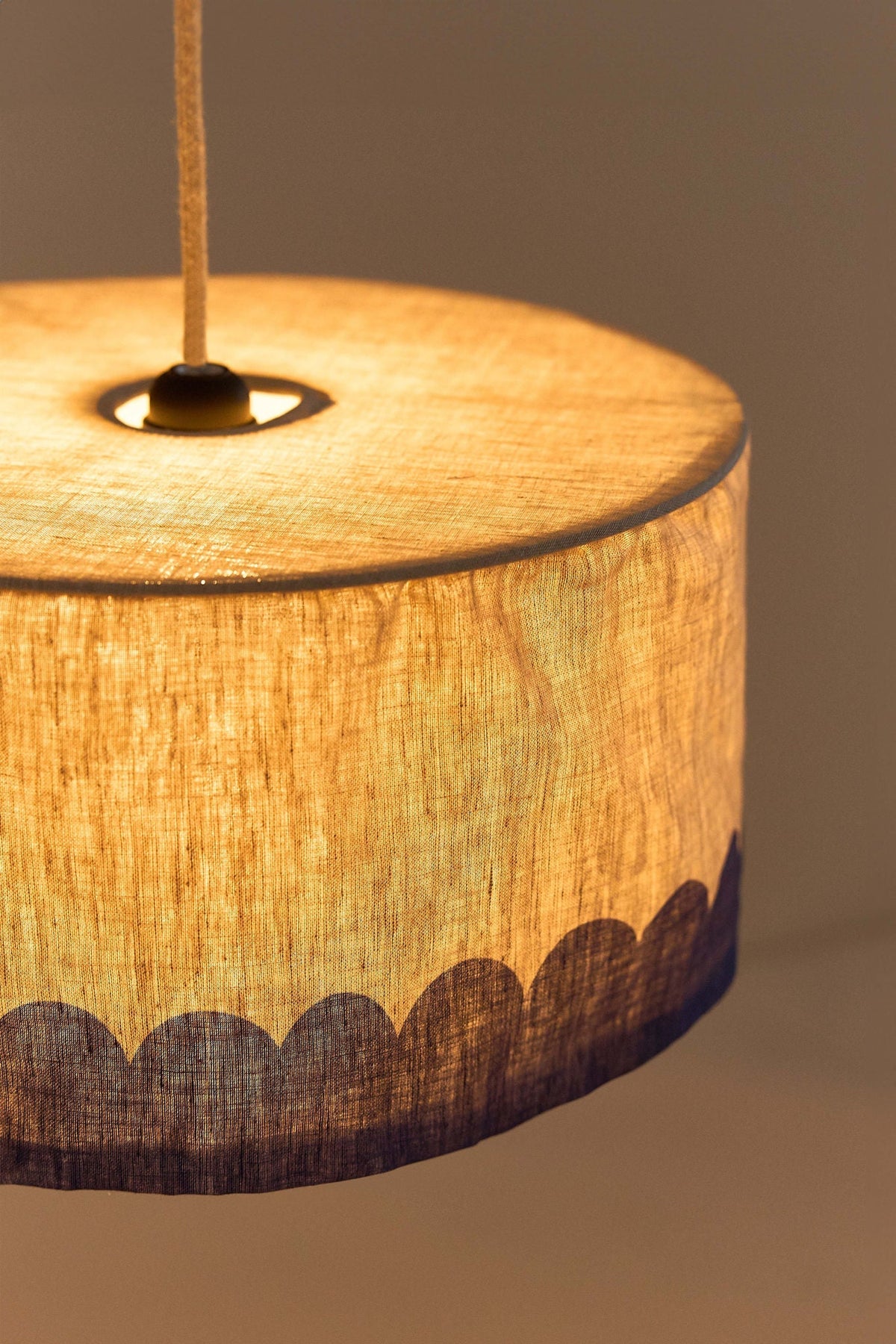 Nobodinoz Vibes linnen lampenkap van 40 cm in blauw als sfeervolle hanglamp in een mediterraan interieur.
