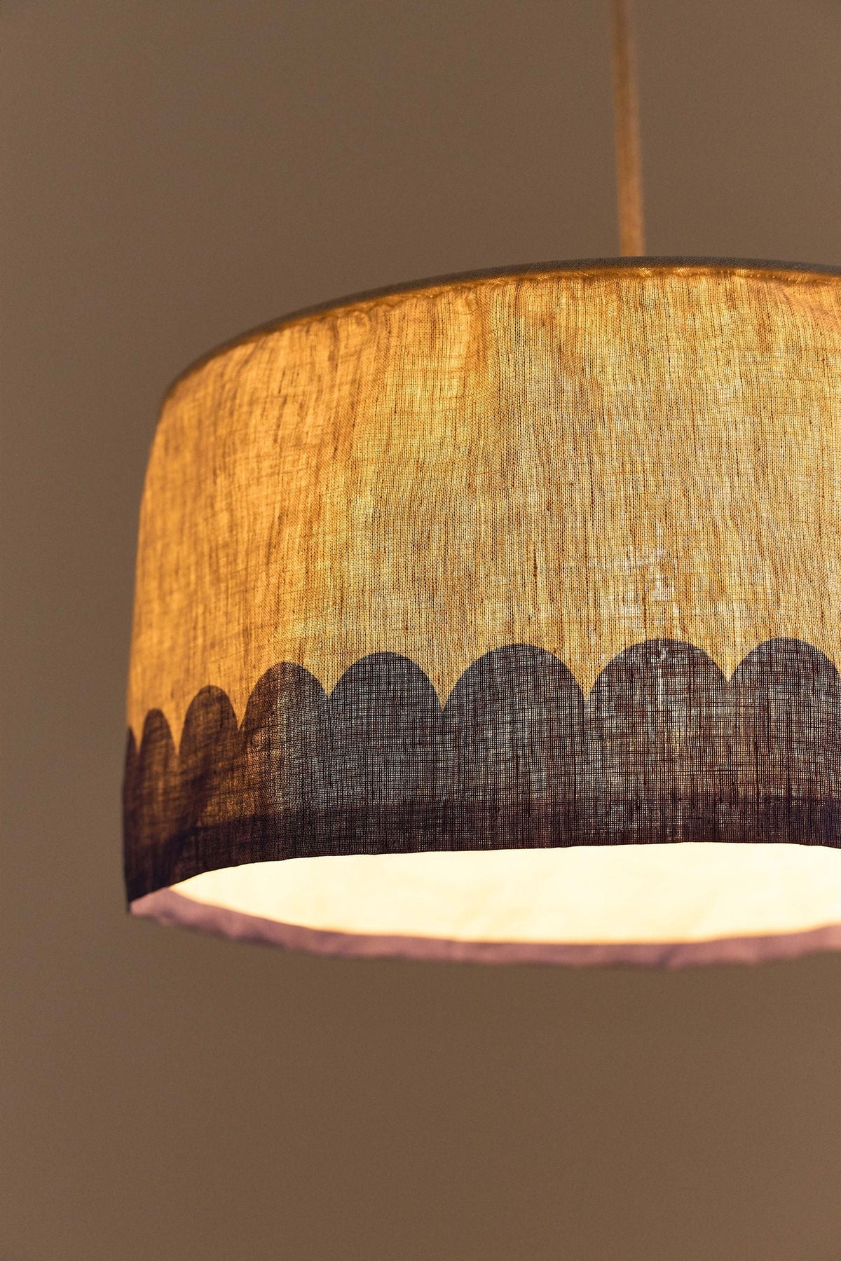 Nobodinoz Vibes linnen lampenkap van 40 cm in blauw als sfeervolle hanglamp in een mediterraan interieur.