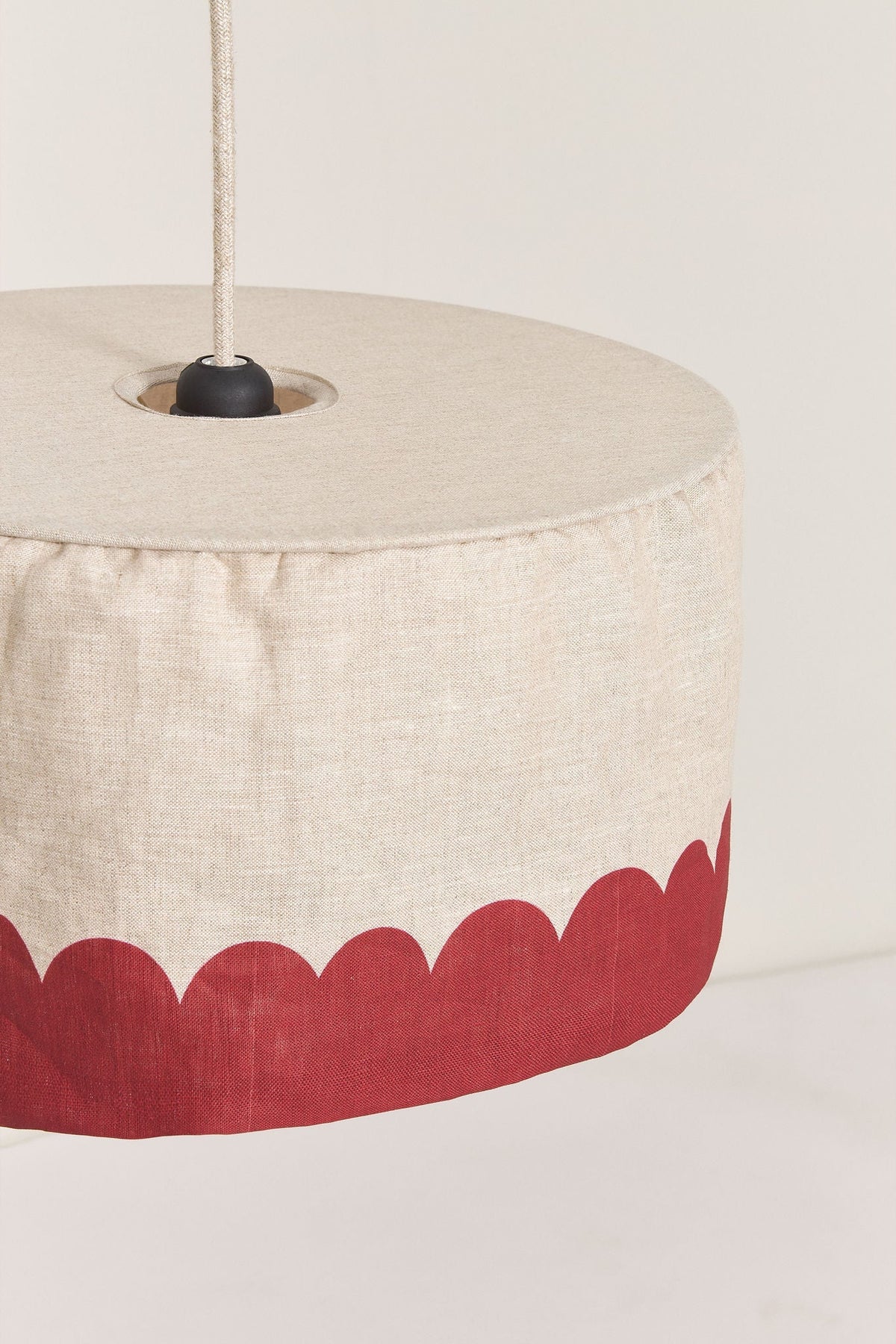 Nobodinoz Vibes linnen lampenkap van 40 cm in karmijnrood in een licht, mediterraan ingericht interieur.