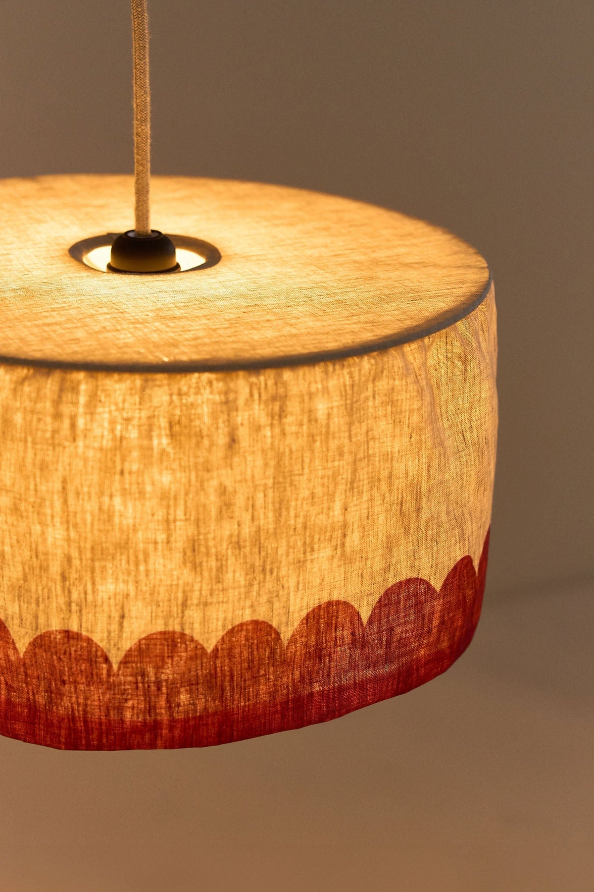 Nobodinoz Vibes linnen lampenkap van 40 cm in karmijnrood als sfeervolle hanglamp in een mediterraan interieur.