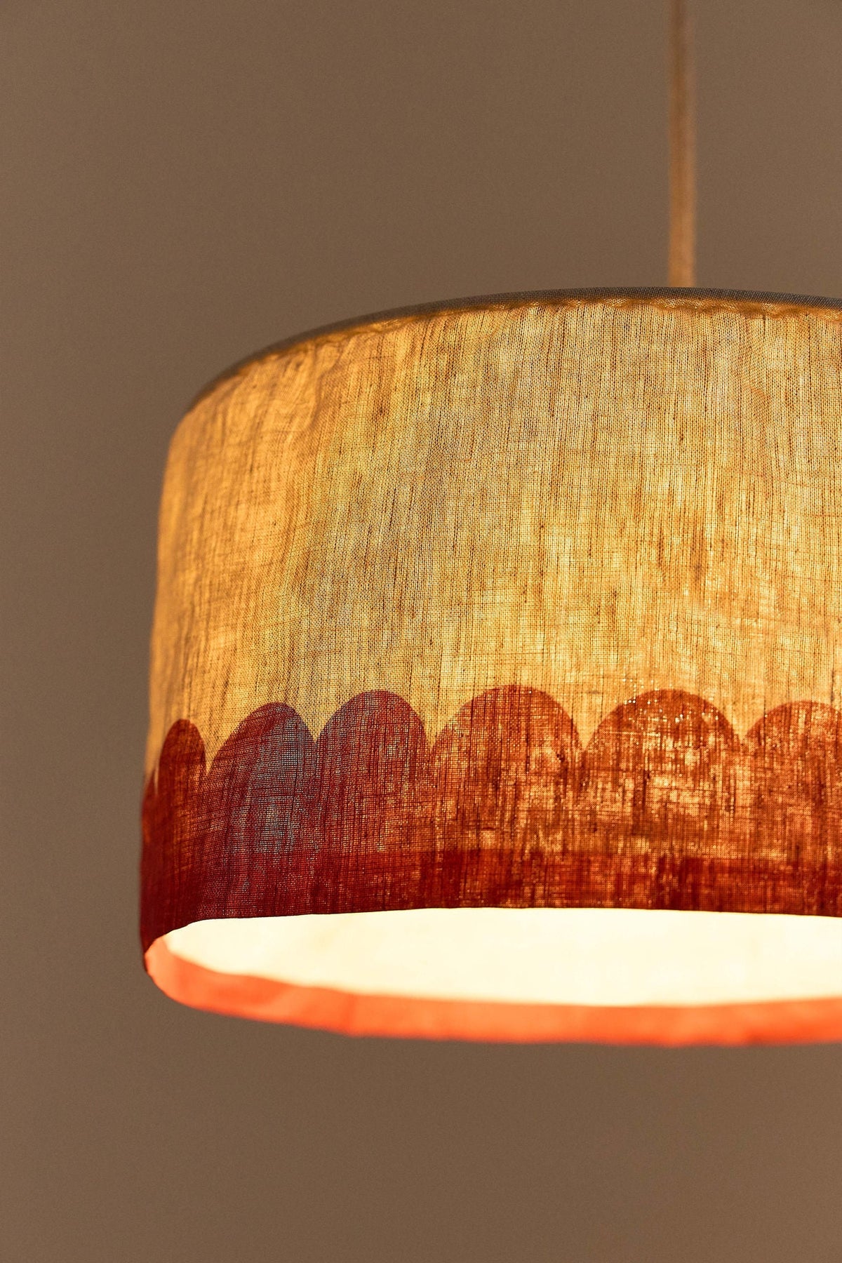 Nobodinoz Vibes linnen lampenkap van 40 cm in karmijnrood als sfeervolle hanglamp in een mediterraan interieur.