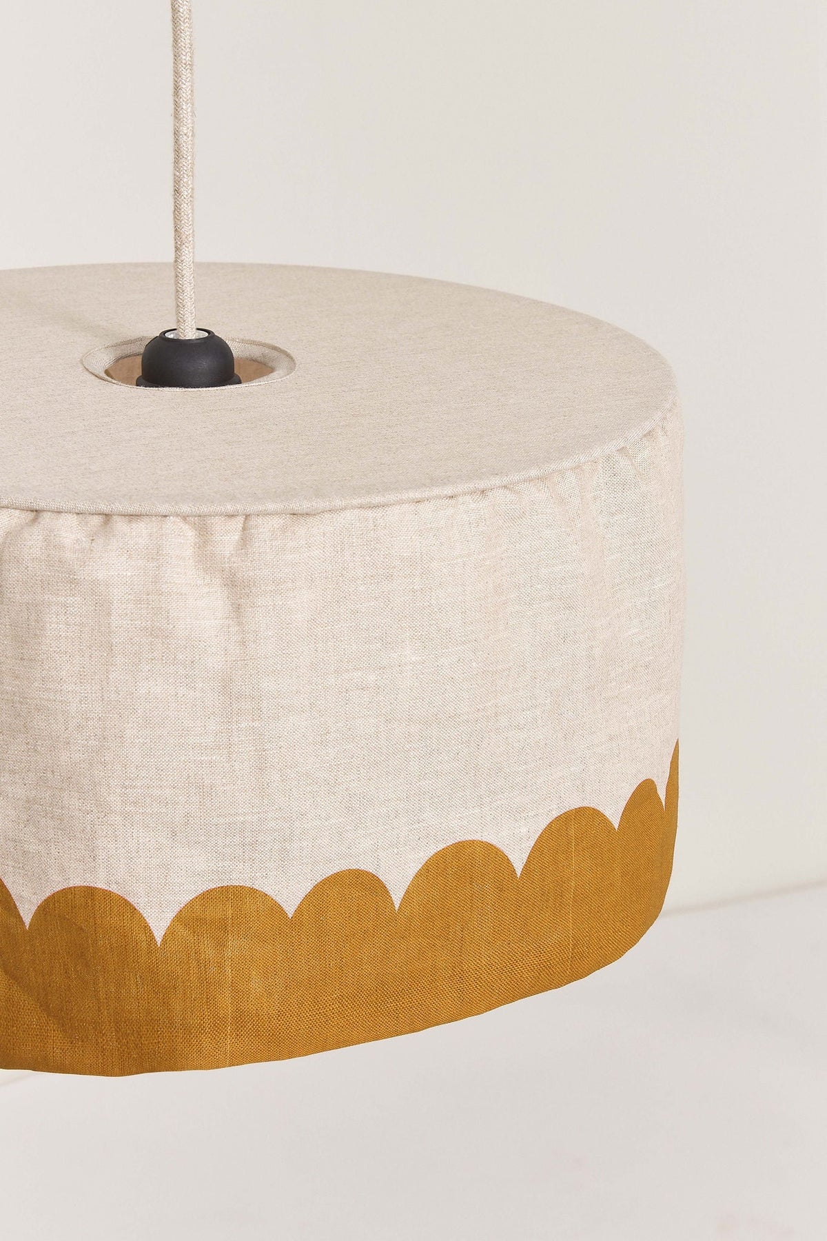Nobodinoz Vibes linnen lampenkap van 40 cm in mosterdgeel in een licht, mediterraan ingericht interieur.