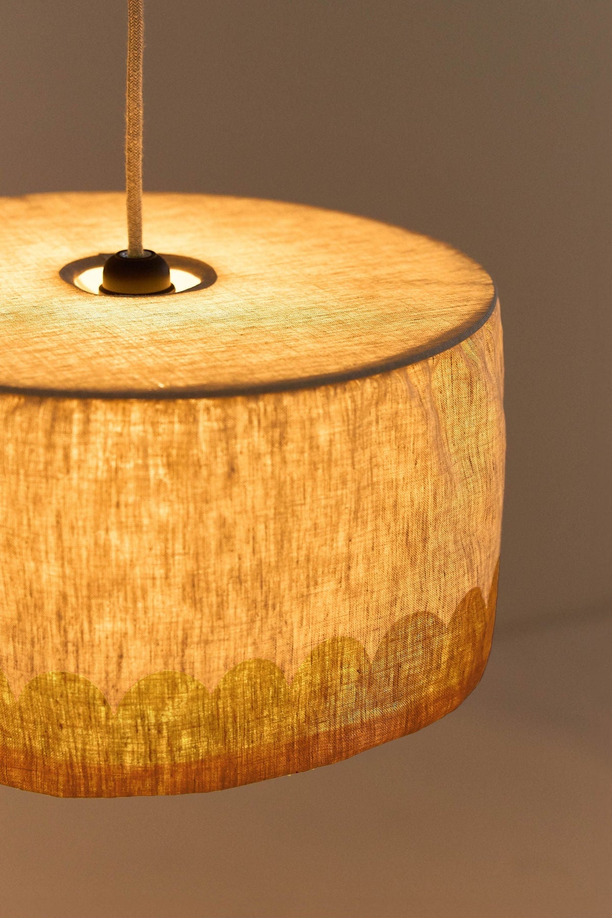 Nobodinoz Vibes linnen lampenkap van 40 cm in mosterdgeel als sfeervolle hanglamp in een mediterraan interieur.