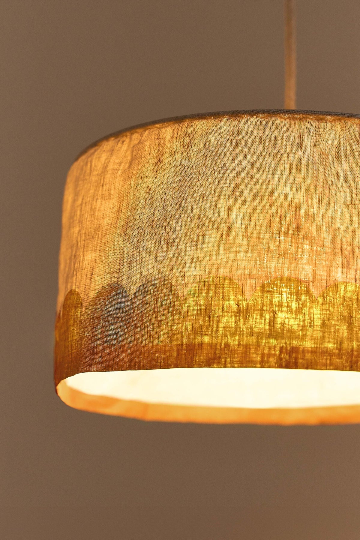 Nobodinoz Vibes linnen lampenkap van 40 cm in mosterdgeel als sfeervolle hanglamp in een mediterraan interieur.