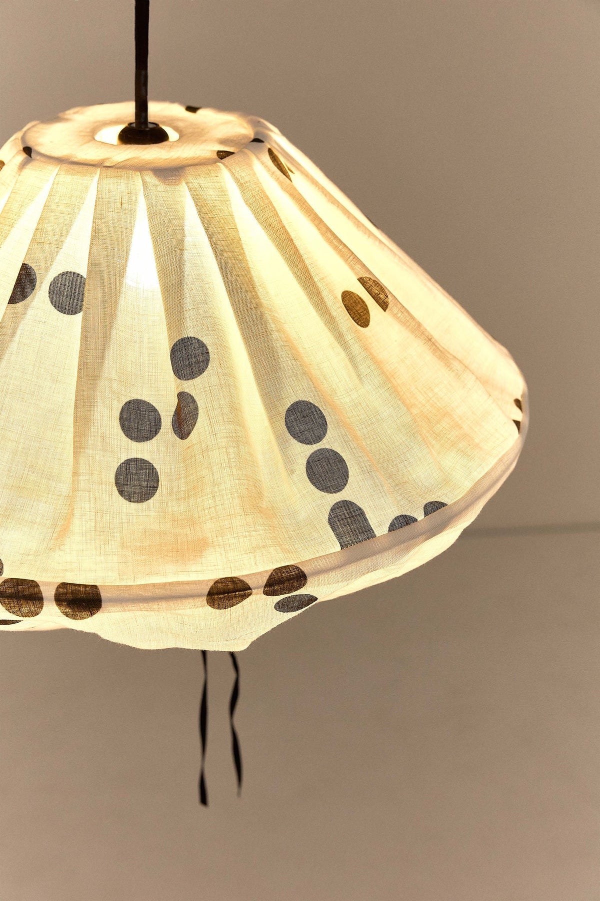 Nobodinoz Yumi linnen lampenkap van 50 cm in zwarte stippen als sfeervolle hanglamp in een mediterraan interieur.