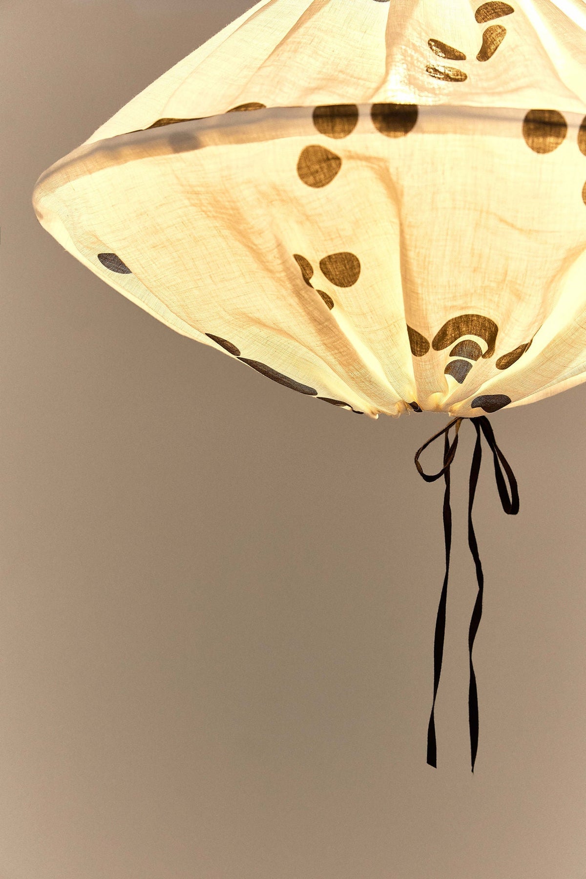 Nobodinoz Yumi linnen lampenkap van 50 cm in zwarte stippen als sfeervolle hanglamp in een mediterraan interieur.