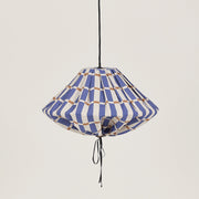 Nobodinoz Yumi linnen lampenkap van 50 cm in blauw-mosterd mozaïek tegen een lichte, warme achtergrond.