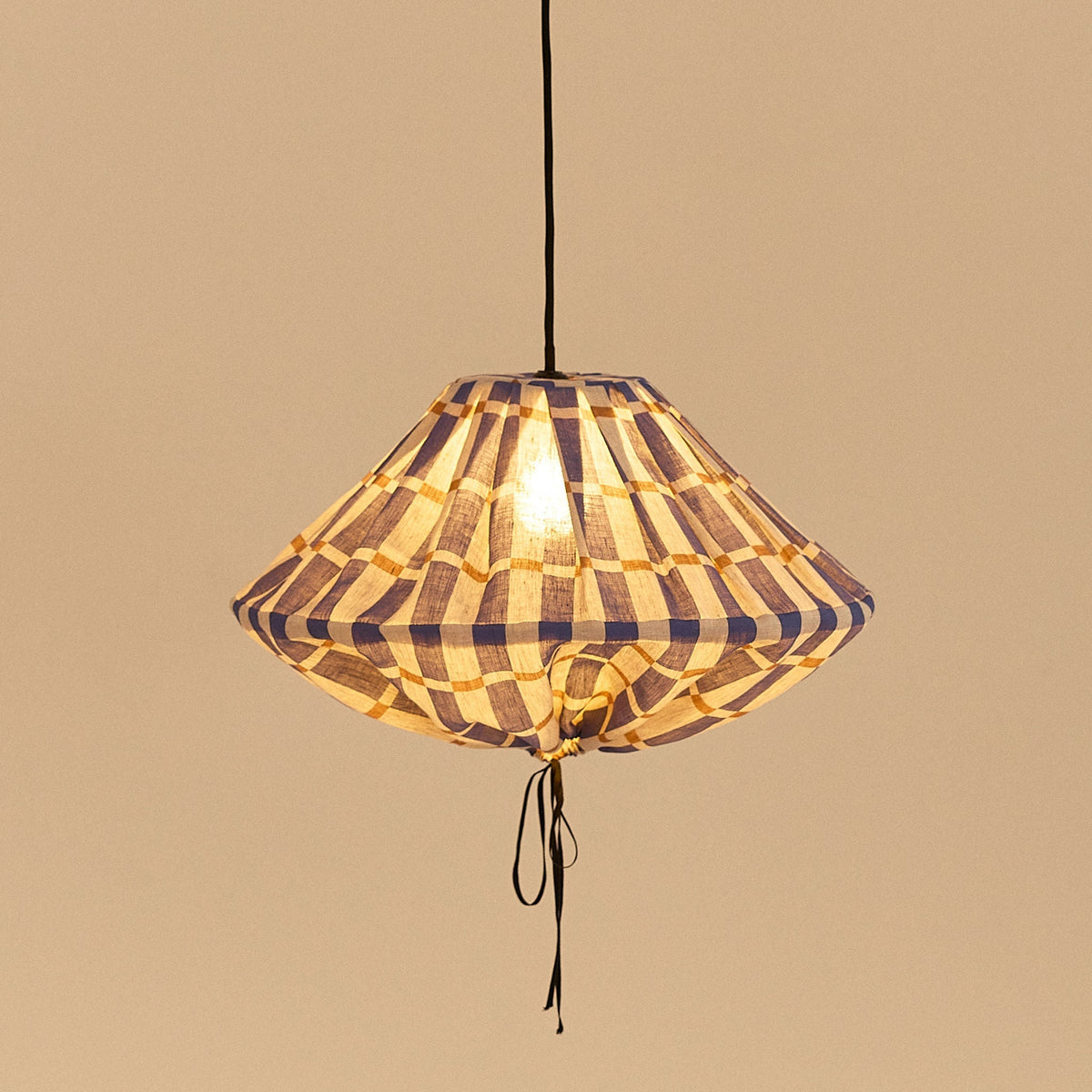 Nobodinoz Yumi linnen lampenkap van 50 cm in blauw-mosterd mozaïek tegen een lichte achtergrond, vanuit een andere hoek.