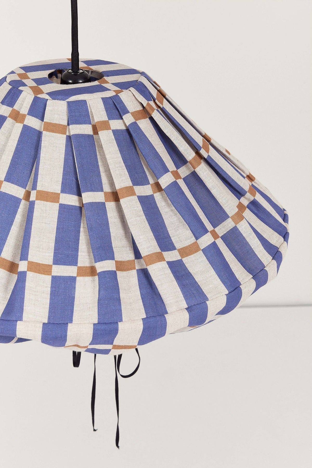 Nobodinoz Yumi linnen lampenkap van 50 cm in blauw-mosterd mozaïek in een licht, mediterraan ingericht interieur.