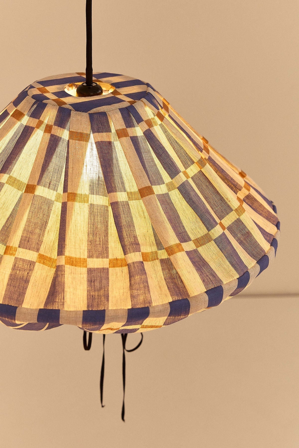 Nobodinoz Yumi linnen lampenkap van 50 cm in blauw-mosterd mozaïek als sfeervolle hanglamp in een mediterraan interieur.