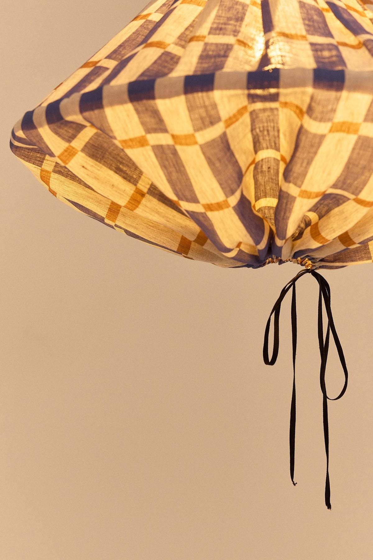 Nobodinoz Yumi linnen lampenkap van 50 cm in blauw-mosterd mozaïek als sfeervolle hanglamp in een mediterraan interieur.