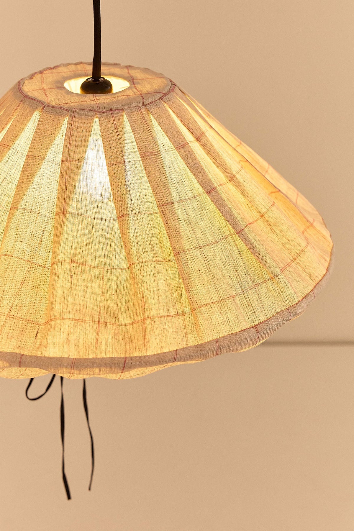 Nobodinoz Yumi linnen lampenkap van 50 cm in karmijnrood ruit als sfeervolle hanglamp in een mediterraan interieur.