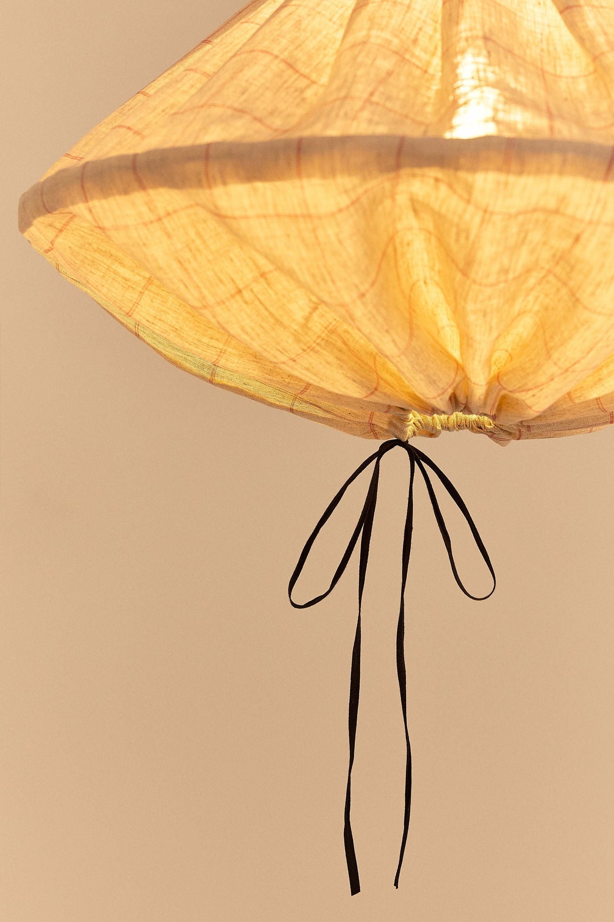 Nobodinoz Yumi linnen lampenkap van 50 cm in karmijnrood ruit als sfeervolle hanglamp in een mediterraan interieur.