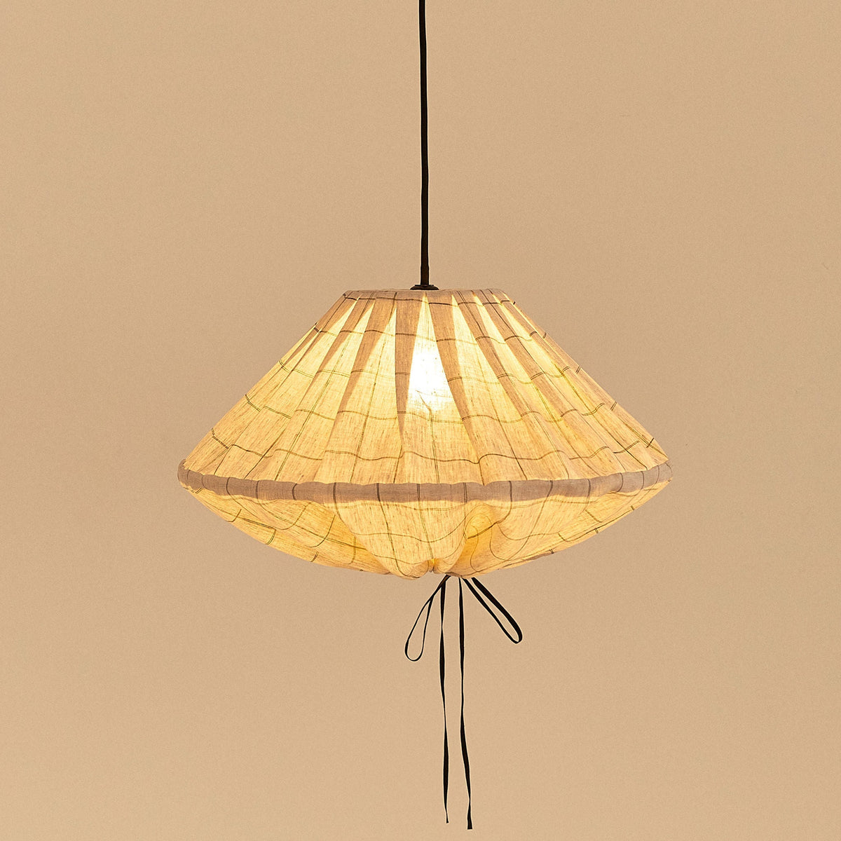 Nobodinoz Yumi linnen lampenkap van 50 cm in antraciet ruit tegen een lichte achtergrond, vanuit een andere hoek.