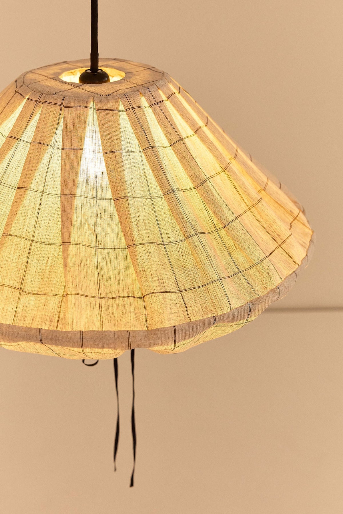 Nobodinoz Yumi linnen lampenkap van 50 cm in antraciet ruit in een licht, mediterraan ingericht interieur.
