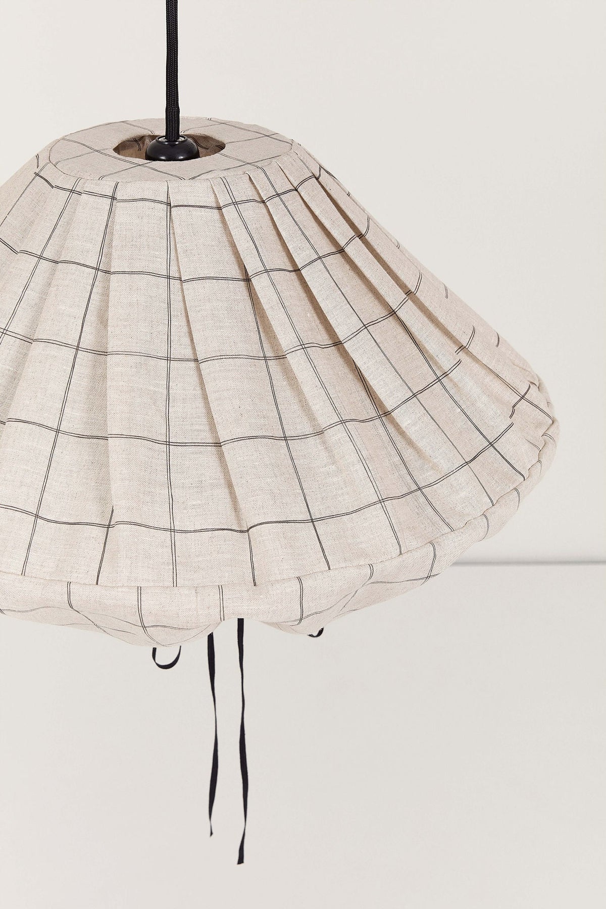 Nobodinoz Yumi linnen lampenkap van 50 cm in antraciet ruit als sfeervolle hanglamp in een mediterraan interieur.