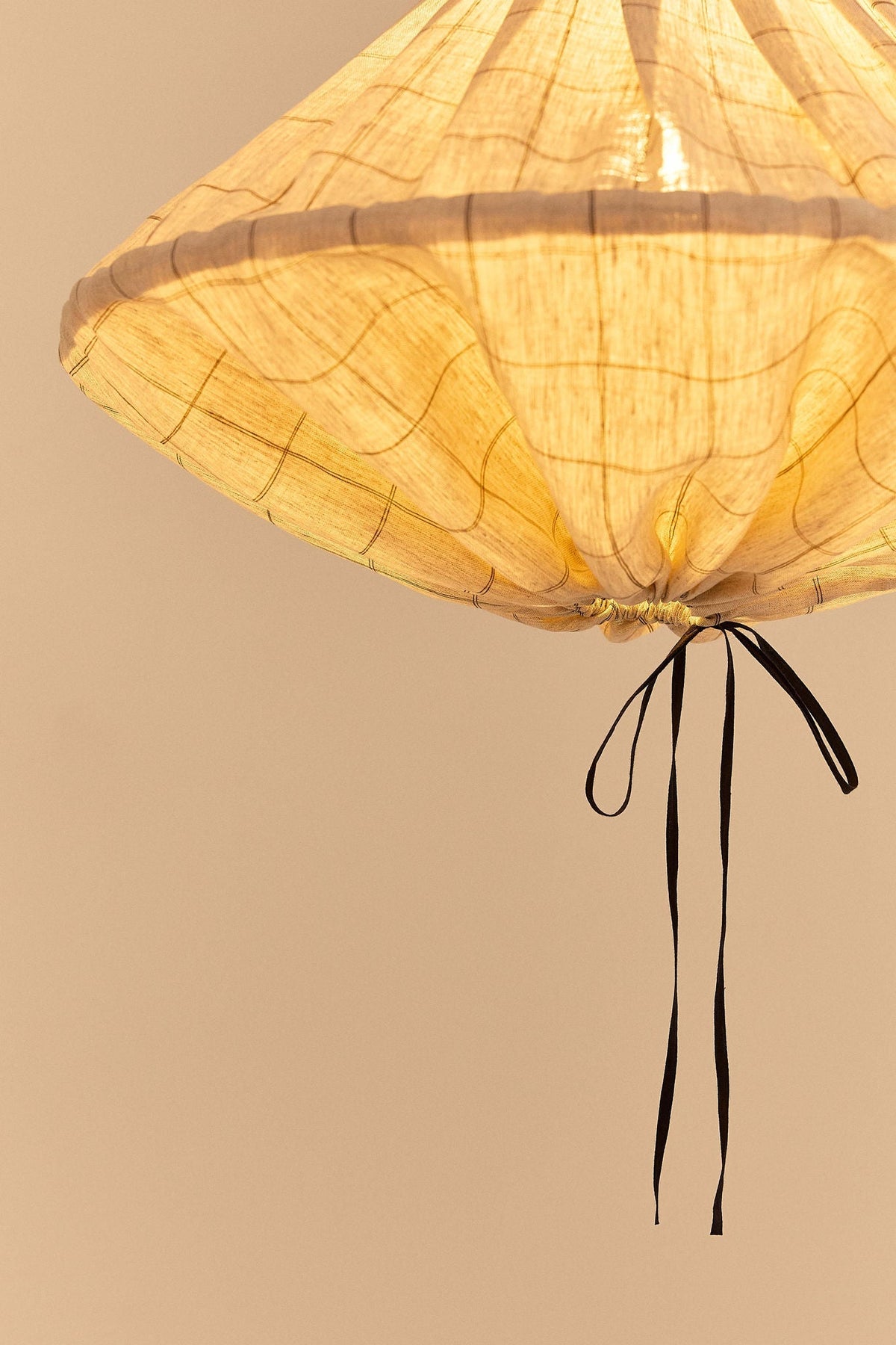 Nobodinoz Yumi linnen lampenkap van 50 cm in antraciet ruit als sfeervolle hanglamp in een mediterraan interieur.