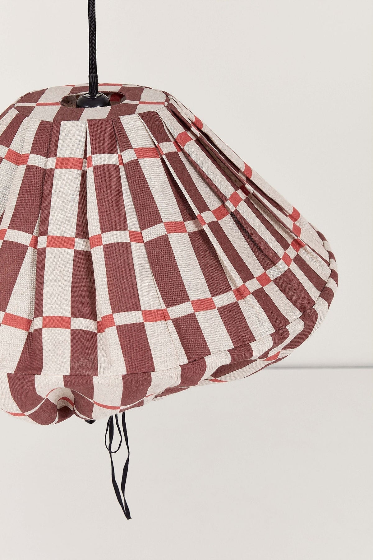 Nobodinoz Yumi linnen lampenkap van 50 cm in kastanjerood mozaïek in een licht, mediterraan ingericht interieur.