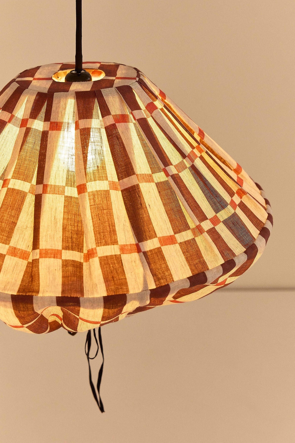 Nobodinoz Yumi linnen lampenkap van 50 cm in kastanjerood mozaïek als sfeervolle hanglamp in een mediterraan interieur.