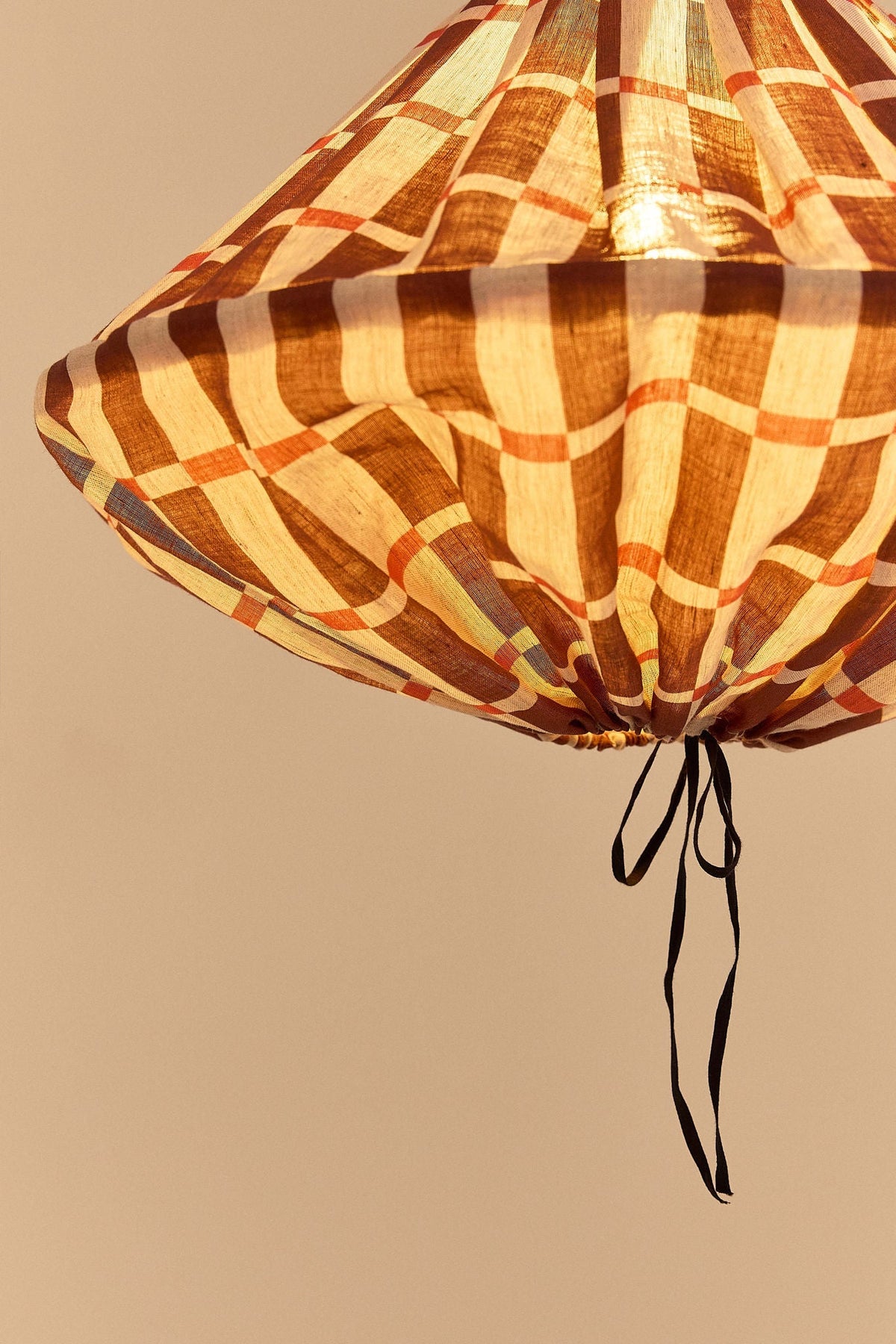 Nobodinoz Yumi linnen lampenkap van 50 cm in kastanjerood mozaïek als sfeervolle hanglamp in een mediterraan interieur.