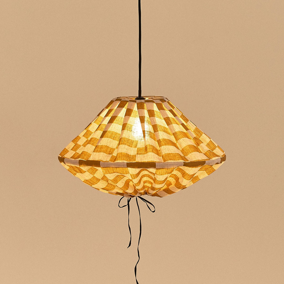 Nobodinoz Yumi linnen lampenkap van 50 cm in mosterdgeel tegels tegen een lichte achtergrond, vanuit een andere hoek.